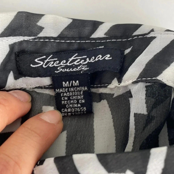 3/$15 Chevron black white geometric high neck sleeveless twist back top sz med - Picture 3 of 9